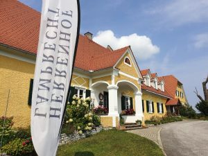 Herrenhof Lamprecht, Vulkanland Steiermark, Österreich - Schrammelberg Alter Weingarten, gemischter Satz, trocken 2017 Der Hof